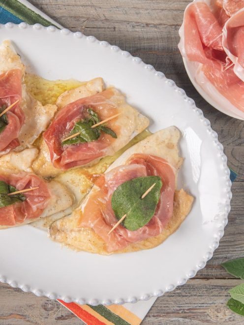 Saltimbocca di orata con prosciutto crudo e foglie di salvia fermate da stuzzicadenti, nappati di burro fuso