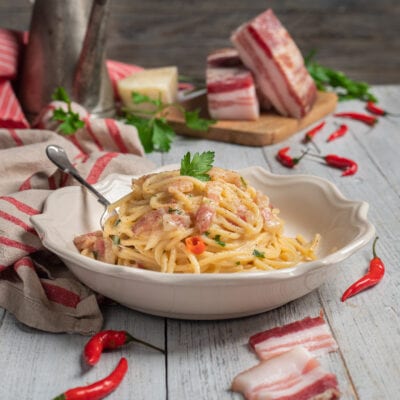 Spaghetti alla chitarra alla molisana con pancetta, peperoncino fresco e prezzemolo