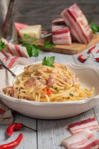 Spaghetti alla chitarra alla molisana con pancetta, peperoncino fresco e prezzemolo