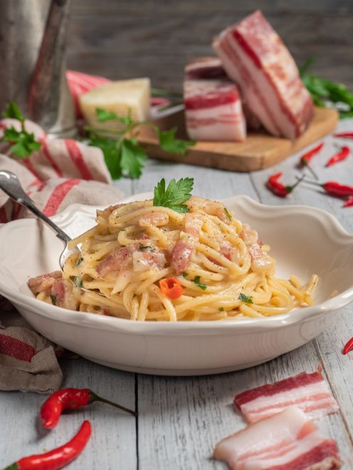 Spaghetti alla chitarra alla molisana con pancetta, peperoncino fresco e prezzemolo