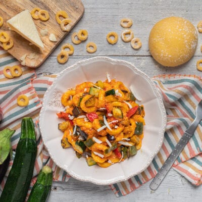 Anellini alla pecorara con sugo di pomodoro, verdure grigliate e pecorino grattugiato