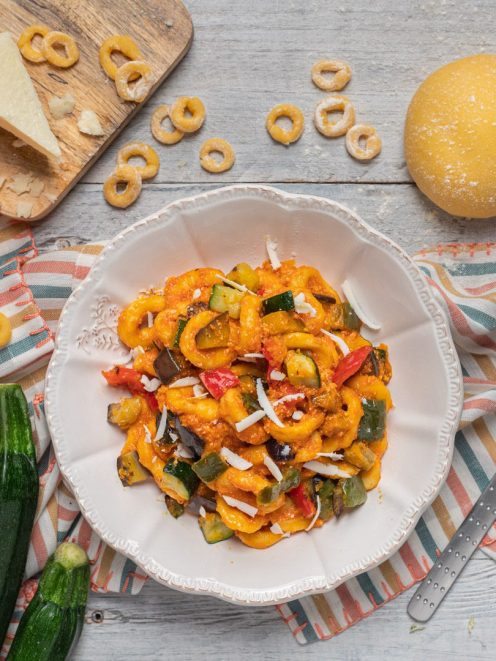 Anellini alla pecorara con sugo di pomodoro, verdure grigliate e pecorino grattugiato