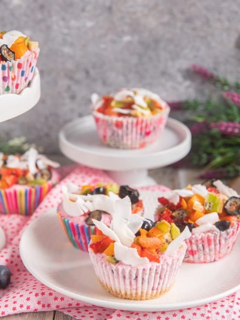 Frozen yogurt cups con frutta mista a pezzi e scaglie di cocco su base biscotto