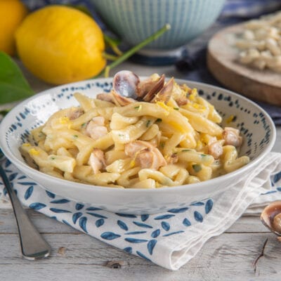 Scialatielli con vongole e limone conditi con salsa cremosa e scorza di limone grattugiata