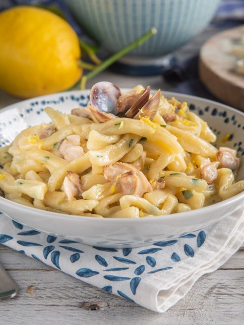 Scialatielli con vongole e limone conditi con salsa cremosa e scorza di limone grattugiata