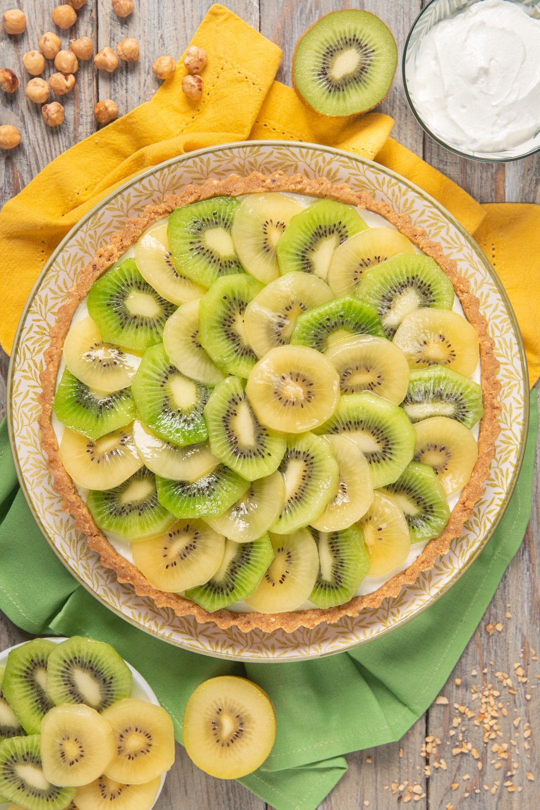 Crostata senza cottura decorata con fette sovrapposte di kiwi verde e kiwi gold su base di crema allo yogurt