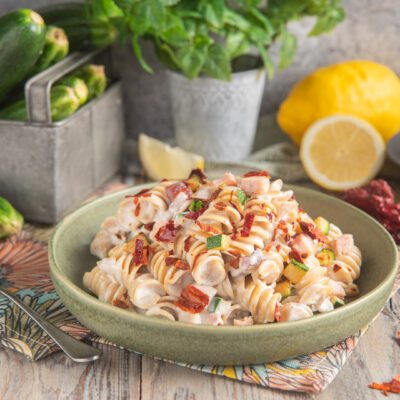 Fusilli integrali con spada, zucchine e ricotta guarniti di peperone crusco sbriciolato