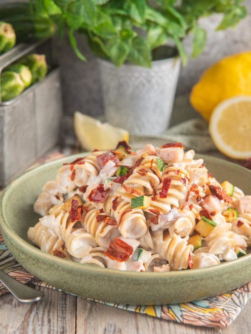 Fusilli integrali con spada, zucchine e ricotta guarniti di peperone crusco sbriciolato