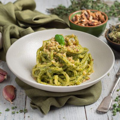 Strangozzi al pesto umbro con noci tritate e una foglia di basilico fresco