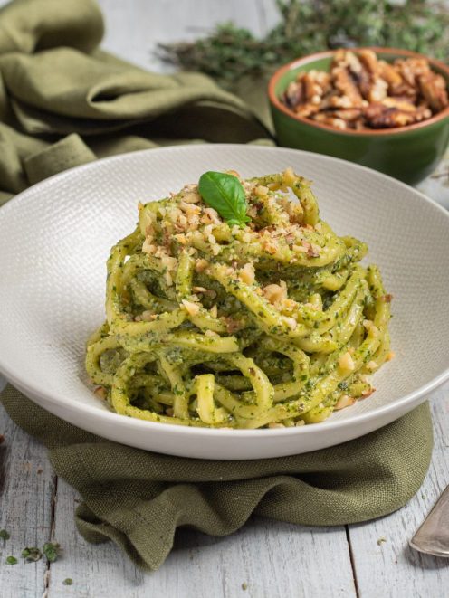 Strangozzi al pesto umbro con noci tritate e una foglia di basilico fresco