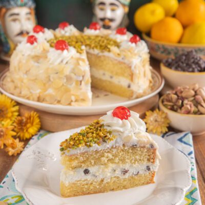 Torta Fedora con farcitura di ricotta, granella di pistacchio e ciliegie candite in cima