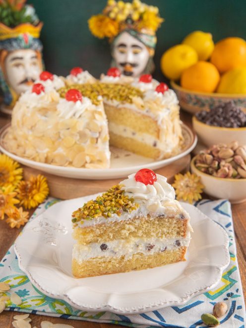 Torta Fedora con farcitura di ricotta, granella di pistacchio e ciliegie candite in cima