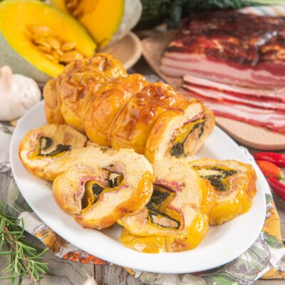 Arrosto di pollo ripieno affettato, con farcitura di zucca, spinaci e pancetta a vista