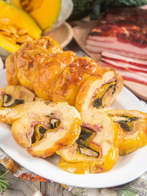 Arrosto di pollo ripieno affettato, con farcitura di zucca, spinaci e pancetta a vista