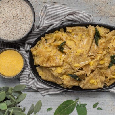 Blecs di grano saraceno conditi con burro fuso e foglie di salvia croccante