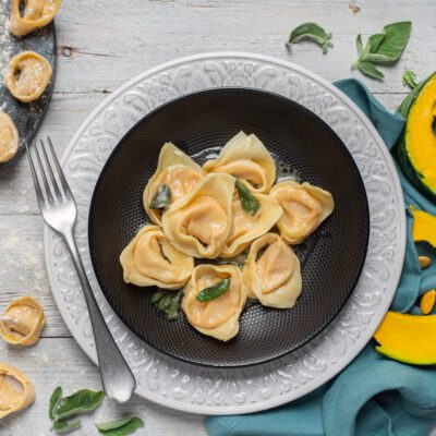 Cappellacci ripieni di zucca conditi con burro fuso e foglie di salvia croccante