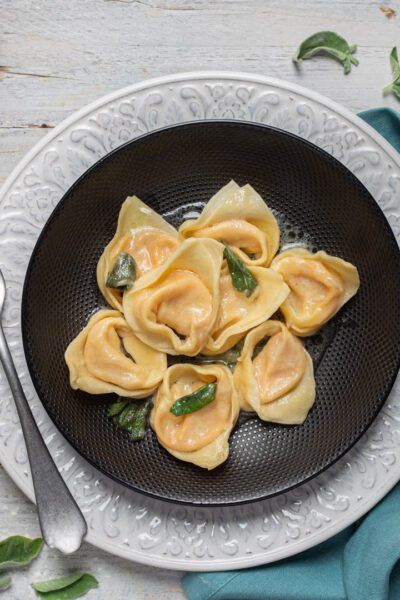 Cappellacci ripieni di zucca conditi con burro fuso e foglie di salvia croccante