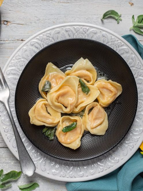 Cappellacci ripieni di zucca conditi con burro fuso e foglie di salvia croccante