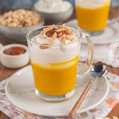 Cappuccino di zucca con strato di crema montata, mandorle tostate e caramello