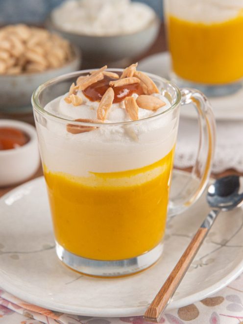 Cappuccino di zucca con strato di crema montata, mandorle tostate e caramello