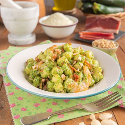Chicche al pesto di zucchine con gamberetti, speck croccante e mandorle a scaglie
