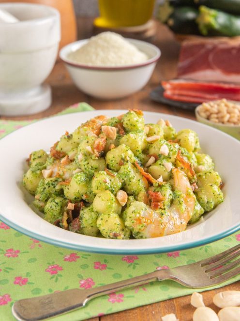 Chicche al pesto di zucchine con gamberetti, speck croccante e mandorle a scaglie