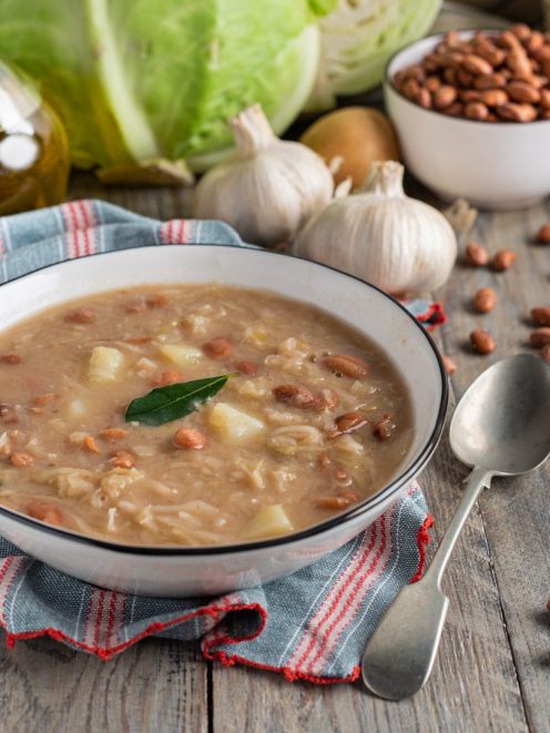 Jota densa con fagioli borlotti, pezzi di patata e una foglia di alloro