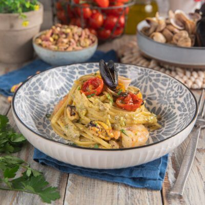 Linguine allo scoglio con pesto di pistacchi, cozze, vongole, gamberi e pomodorini confit
