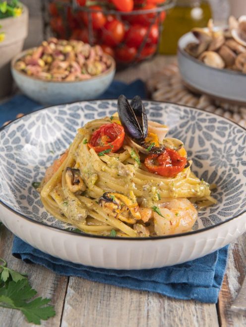 Linguine allo scoglio con pesto di pistacchi, cozze, vongole, gamberi e pomodorini confit