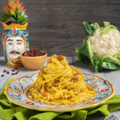 Pasta coi broccoli arriminati con uvetta, pinoli e mollica tostata, servita a nido