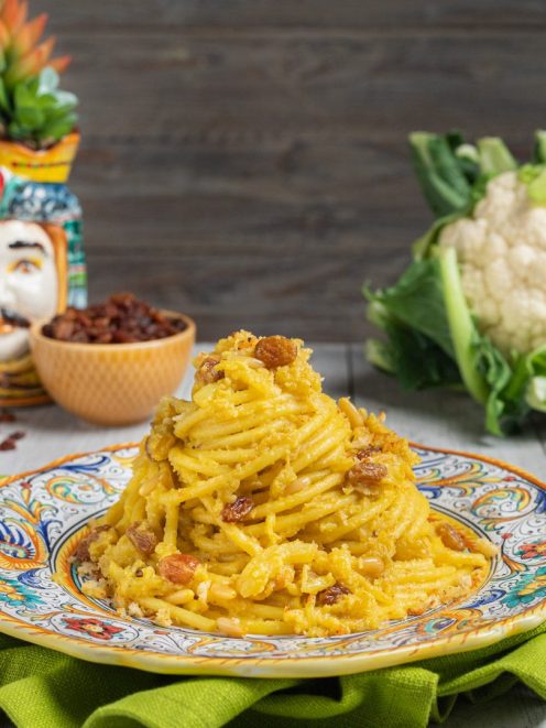 Pasta coi broccoli arriminati con uvetta, pinoli e mollica tostata, servita a nido
