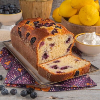 Plumcake psillio e mirtilli affettato con crosta dorata e polpa costellata di mirtilli succosi