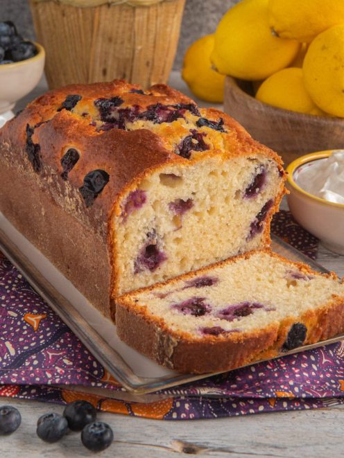 Plumcake psillio e mirtilli affettato con crosta dorata e polpa costellata di mirtilli succosi