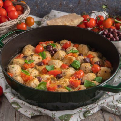 Polpette di tacchino con pomodorini, olive nere e basilico fresco in padella