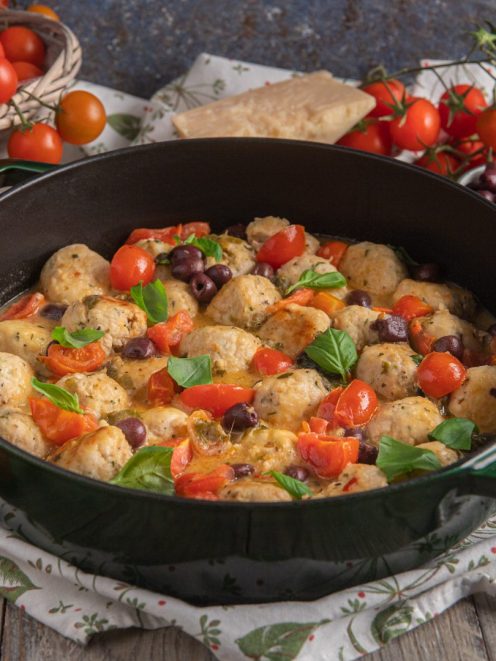 Polpette di tacchino con pomodorini, olive nere e basilico fresco in padella