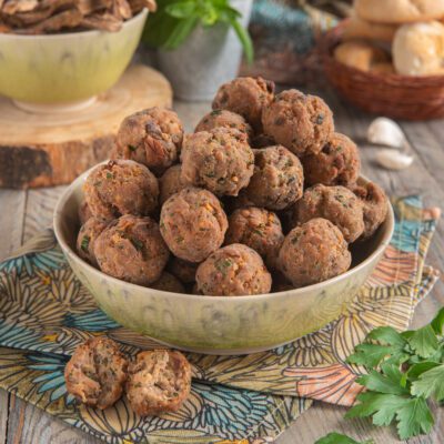 Polpette di vitello alla genovese in ciotola, una tagliata a meta per mostrare il ripieno morbido