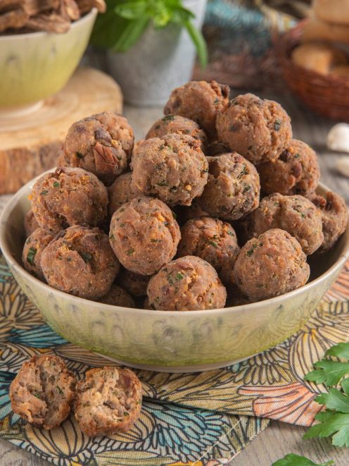 Polpette di vitello alla genovese in ciotola, una tagliata a meta per mostrare il ripieno morbido