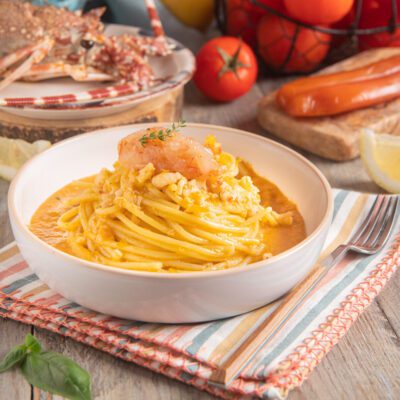 Spaghetti con ragù di crostacei, bottarga e limone guarniti con un gambero e timo fresco