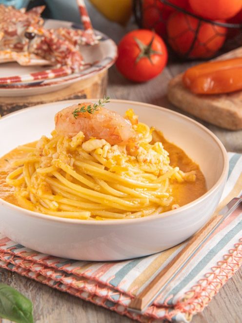 Spaghetti con ragù di crostacei, bottarga e limone guarniti con un gambero e timo fresco