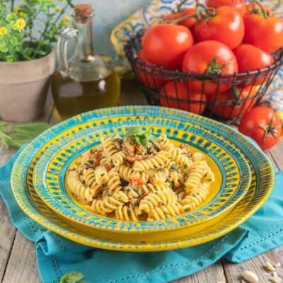 Fusilli con pesto alla siciliana conditi con pomodoro fresco, basilico e pinoli