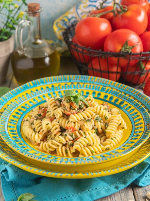 Fusilli con pesto alla siciliana conditi con pomodoro fresco, basilico e pinoli