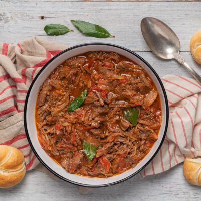 Lesso alla picchiapò con carne sfilacciata in sugo di pomodoro e foglie di alloro