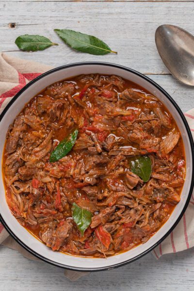 Lesso alla picchiapò con carne sfilacciata in sugo di pomodoro e foglie di alloro
