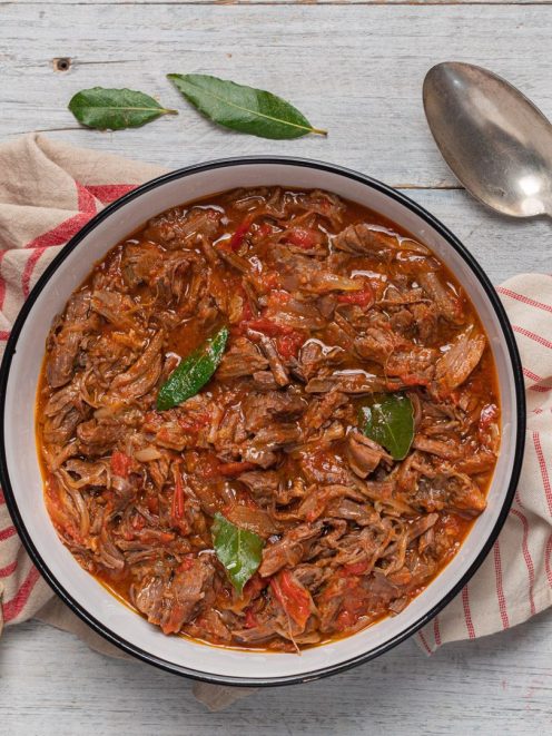 Lesso alla picchiapò con carne sfilacciata in sugo di pomodoro e foglie di alloro