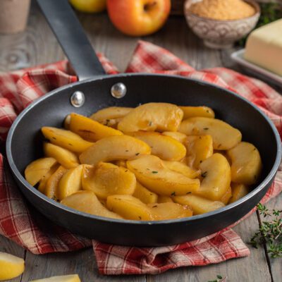 Mele spadellate a fette dorate in padella, profumate con foglioline di timo