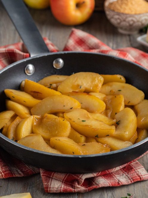 Mele spadellate a fette dorate in padella, profumate con foglioline di timo