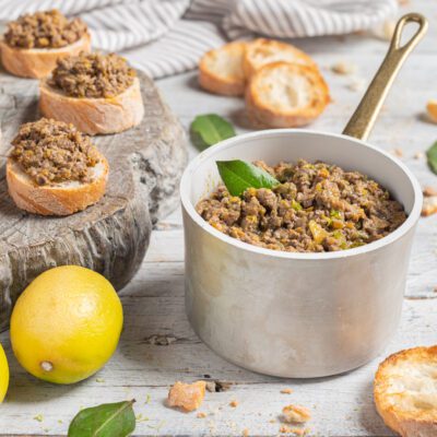 Ragù di fegatini con olive e scorza di limone, servito su crostini di pane
