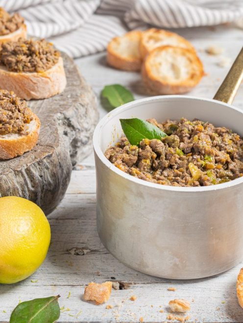 Ragù di fegatini con olive e scorza di limone, servito su crostini di pane