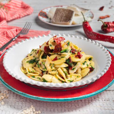 Strascinati con baccalà, cime di rapa saltate e peperoni cruschi sbriciolati