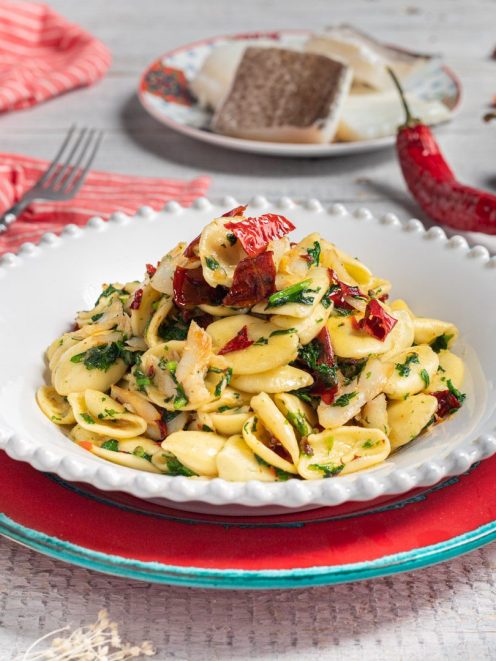 Strascinati con baccalà, cime di rapa saltate e peperoni cruschi sbriciolati